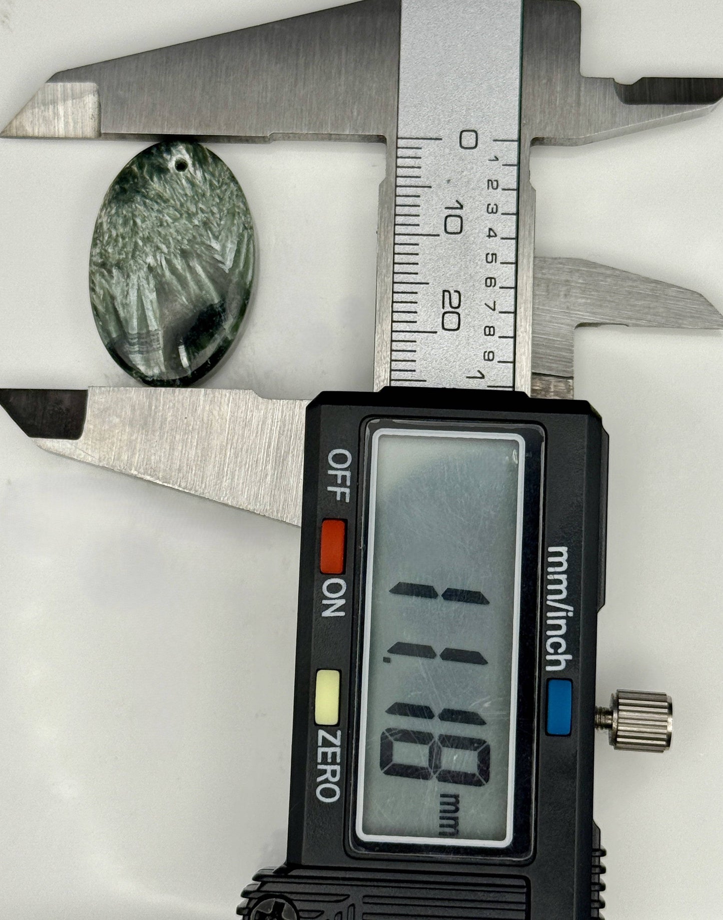 Seraphinite cabochon 25 carats in oval shape, glossy finish - 11.18mm long