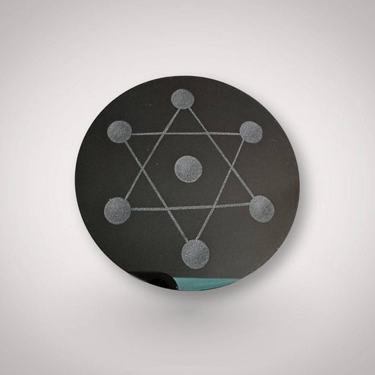 Obsidian hexagram crystal grid plate 80mm with etched geometric design for grounding and protection rituals. Smooth black surface with etched pattern.