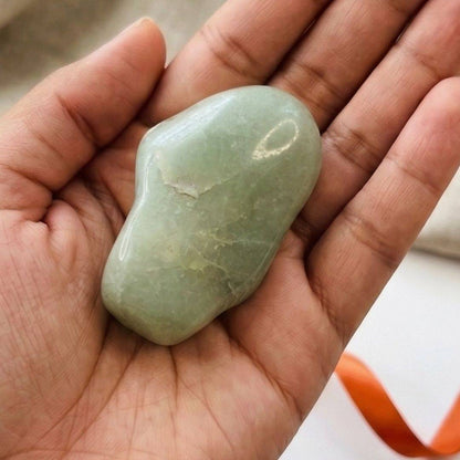 Green aventurine palm stone