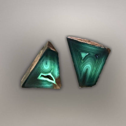 Polyhedral agate under shortwave UV showing green fluorescence within the structure