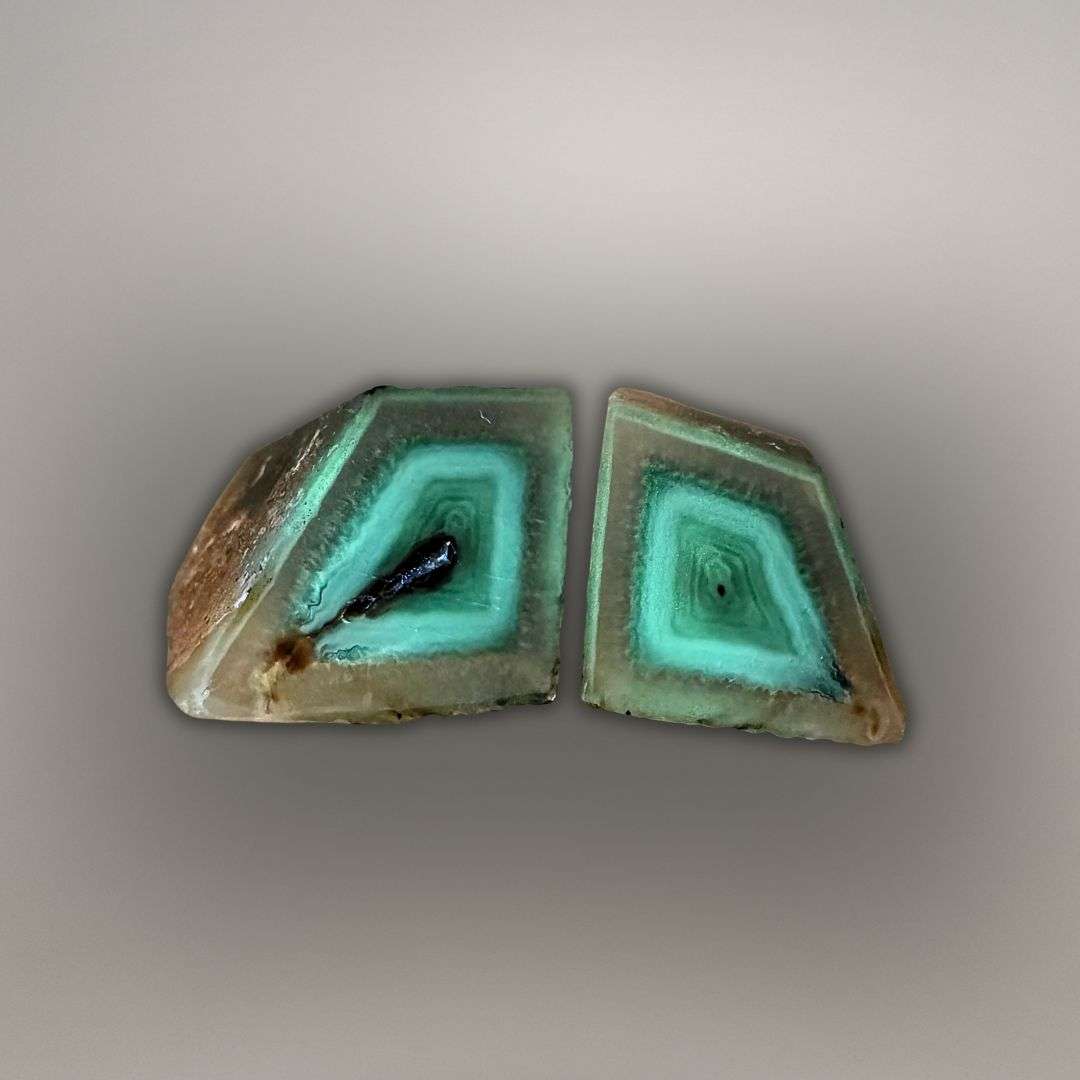 Polyhedral agate under shortwave UV showing green fluorescence within the structure